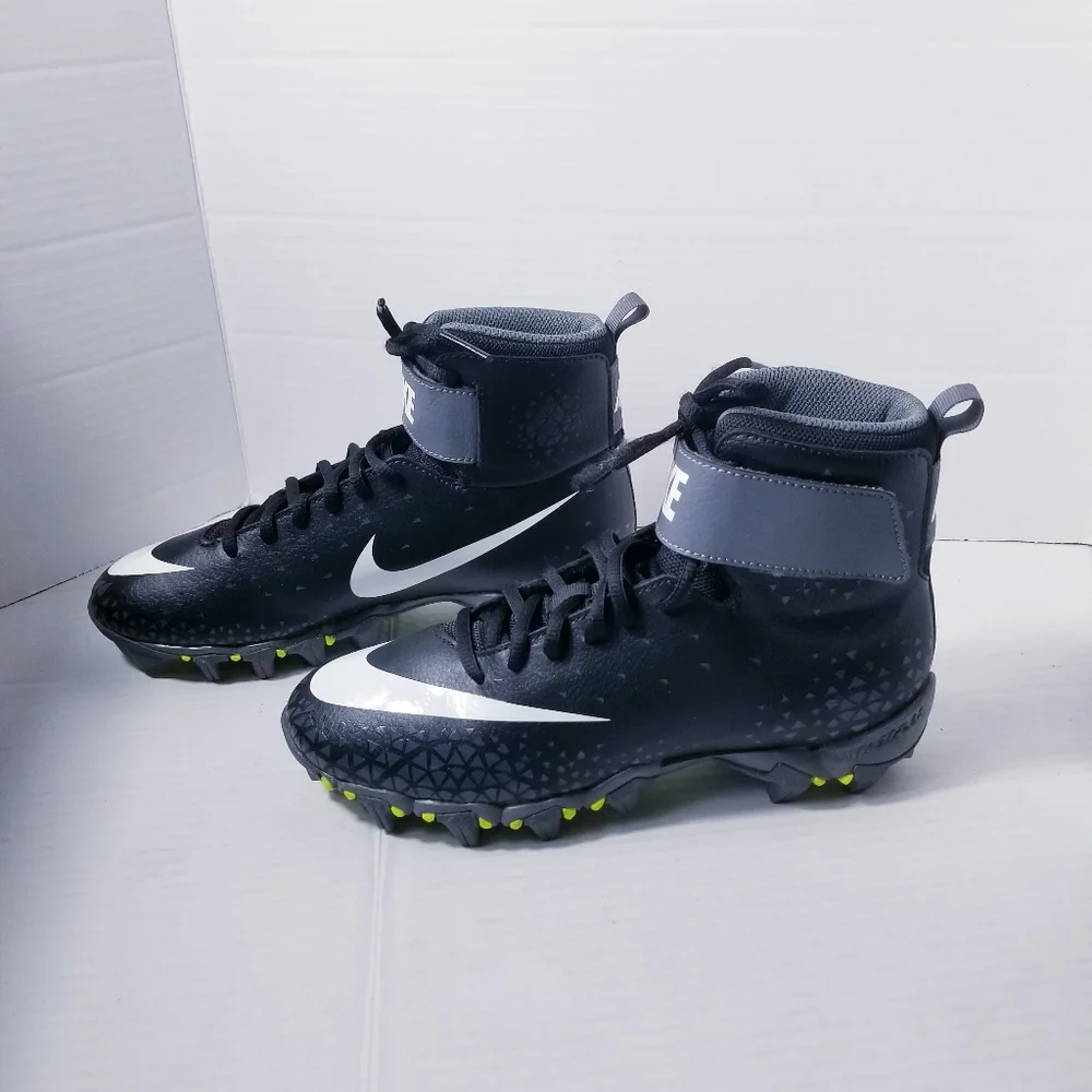 NIKE BLACK AND WHITE WITH NEON YELLOW YOUTH CLEATS SIZE 6Y